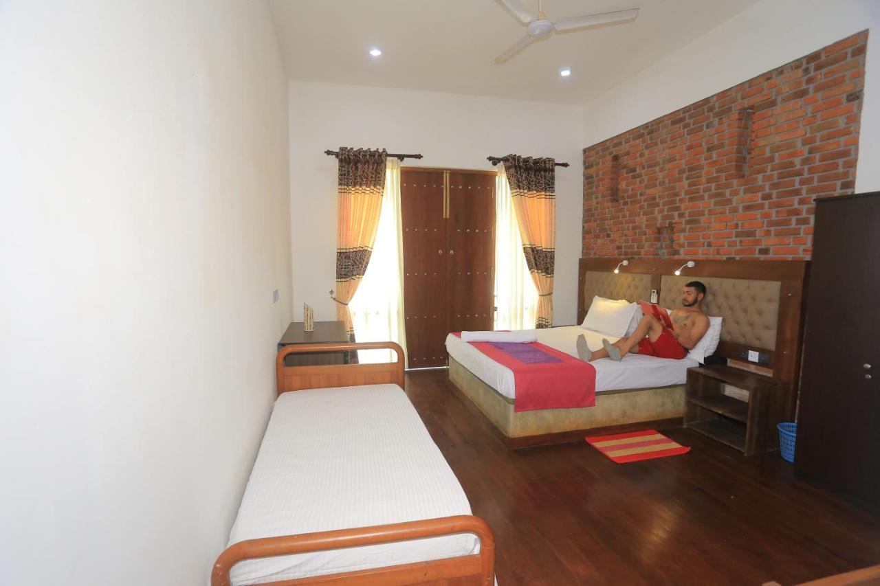 Riverrina Hotel *